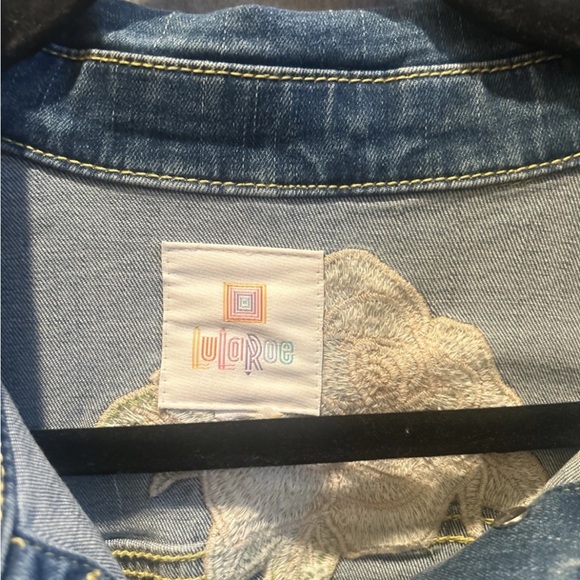 LuLaRoe Blue Denim Jacket with Cream/light Pink Rose Embroidery size 3X EUC - Picture 3 of 8